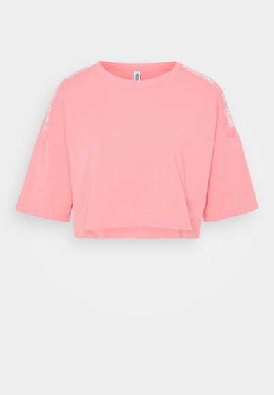 Rózsaszín, pamut anyagú, rövid ujjú, kerek nyakú cropped póló, vállán logó részlettel. Sima textúrájú.