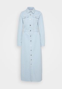 Svetlomodrá denimová košeľová šaty s dlhými rukávmi, zapínaním vpredu na gombíky, dvoma náprsními vreckami a opaskom v páse pre priliehavý strih.