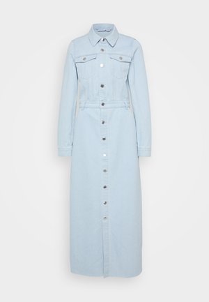 Svetlo modra denim obleka s dolgimi rokavi, gumbi spredaj, dvema žepoma na prsih in pasom za zategovanje za oblikovan videz.