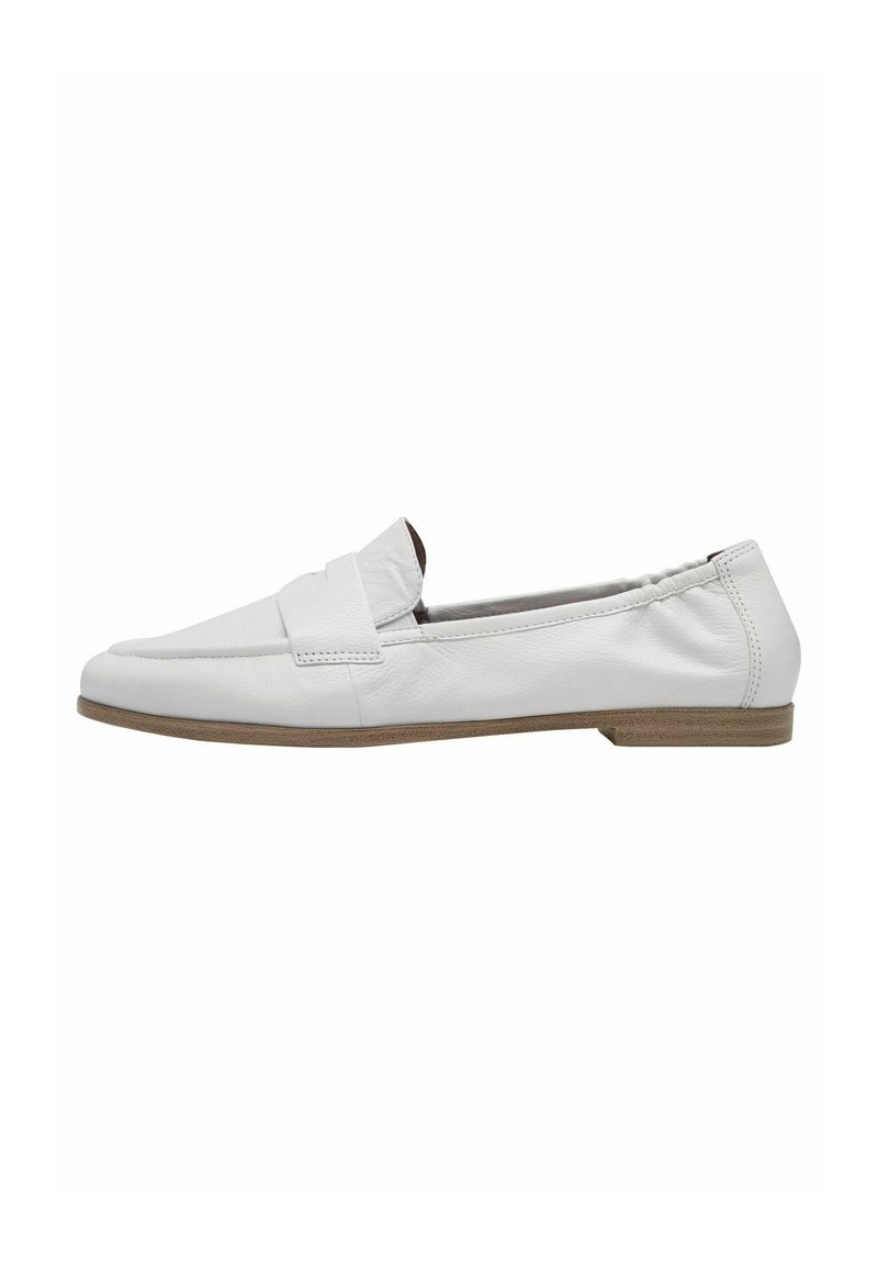 Mocassino bianco in pelle con suola piatta marrone, caratterizzato da un design cucito e uno stile scivolato. Texture liscia e forma semplice.