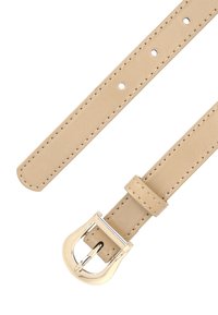 Beige leren riem met een gladde textuur, voorzien van gelijkmatig verdeelde gaten, een zilveren metalen gesp en contrasterende stiksels langs de randen.