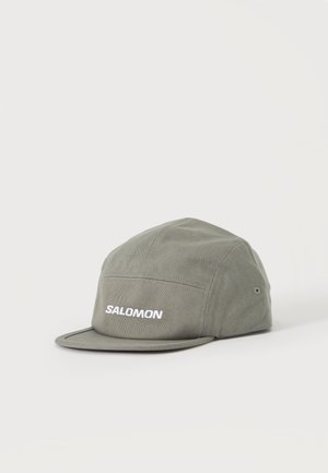 Cappello grigio a cinque pannelli con visiera piatta e logo bianco "SALOMON" ricamato sul pannello frontale, mostrato su sfondo neutro.