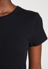DRYKORN KOALE - Jednoduché tričko - black