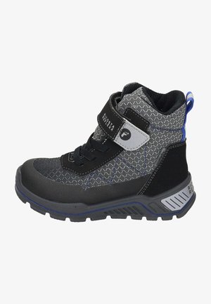 Bota de senderismo alta en negro y gris, con tejido de malla texturizada, correa ajustable y suela de goma que presenta acentos en azul y un patrón de agarre.