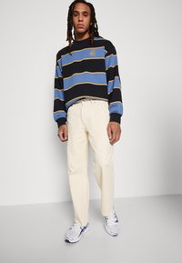 Obey Clothing HARDWORK - Blugi loose fit - unbleached