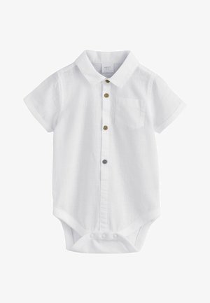 Weißer Baby-Body mit kurzen Ärmeln, Kragen, Brusttasche, vier Knöpfen vorne und Druckknopfverschluss unten.