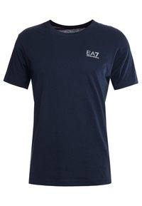 Navy modré tričko s krátkým rukávem, kulatým výstřihem a malým bílým logem "EA7 Emporio Armani" na levé části hrudi.