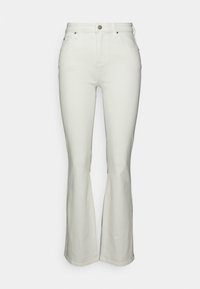 Jeans blancos acampanados de mezclilla. Presentan una cintura alta, bolsillos frontales y un cierre de botón metálico. Textura suave, diseño minimalista.