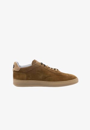 Sneaker a basso profilo in suede marrone con lacci beige, suola marrone chiaro e colletto imbottito, mostrato in profilo laterale su sfondo bianco.