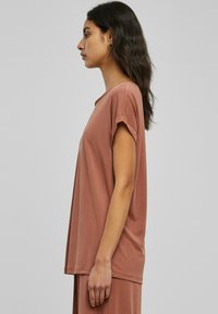Urban Classics EXTENDED SHOULDER - Basic T-shirt - terracotta