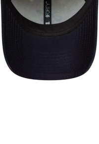 Cappellino nero con un design strutturato e visiera curvata. Presenta dettagli di cucitura e un'etichetta all'interno. Tessuto dalla consistenza liscia.