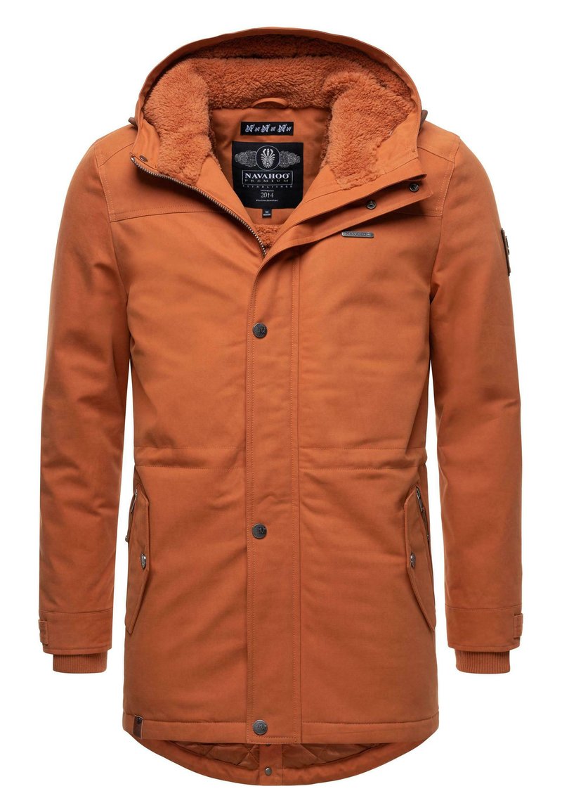 Orange isoleret jakke med faux fur-foret hætte, lynlåslommer, frontknaplukning og ribbede manchetter. Høj kravedesign.