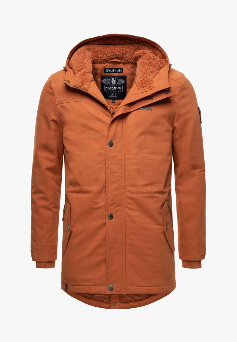 Oranje geïsoleerde jas met een nepbont gevoerde capuchon, ritszakken, een knoopsluiting aan de voorkant en geribbelde manchetten. Ontwerp met hoge kraag.