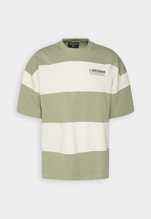 Kortærmet T-shirt med brede, vandrette olivengrønne og hvide striber og lille sort tekst øverst til venstre på brystet.