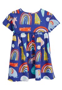 Niebieska bawełniana sukienka z kolorowymi wzorami tęczy, żyraf i słoni. Krótkie rękawy, marszczona talia i okrągły dekolt.