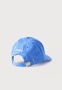 Μπλε βαμβακερό καπέλο μπέιζμπολ με μεταλλικό κούμπωμα κλεισίματος και κεντημένο το «TOMMY» πάνω από το άνοιγμα στο πίσω μέρος, σε απλό λευκό φόντο.