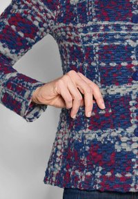 Strukturierte Wolljacke in Blau-, Rot- und Grautönen; mit kariertem Muster, rundem Kragen und dunkelblauen Knöpfen auf der Vorderseite.