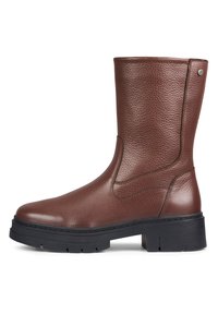 Brune lær ankle boot med teksturert overflate, rund tå og tykk svart gummisåle. Har sidesømmer og en metallakcent.