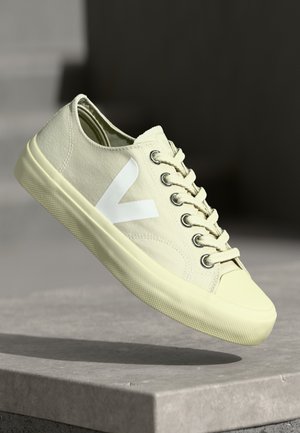Sneaker in tela beige con logo V bianco, punta rotonda, occhielli in metallo e suola in gomma testurizzata, dotata di lacci e design a profilo basso.