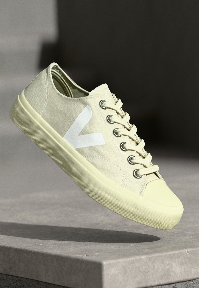 Sneaker in tela beige con logo V bianco, punta rotonda, occhielli in metallo e suola in gomma testurizzata, dotata di lacci e design a profilo basso.
