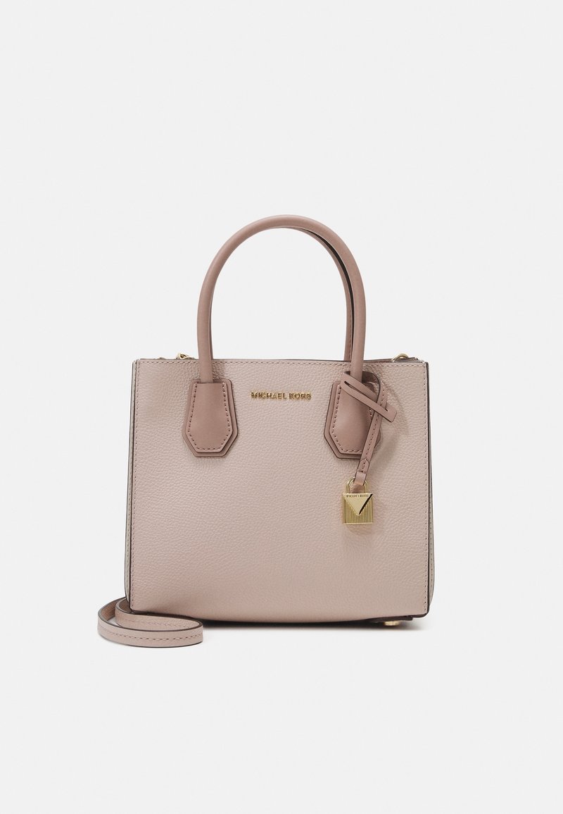 Petit sac à main en cuir rose clair avec deux poignées, bandoulière amovible, logo doré et un charm pendentif cadenas doré.