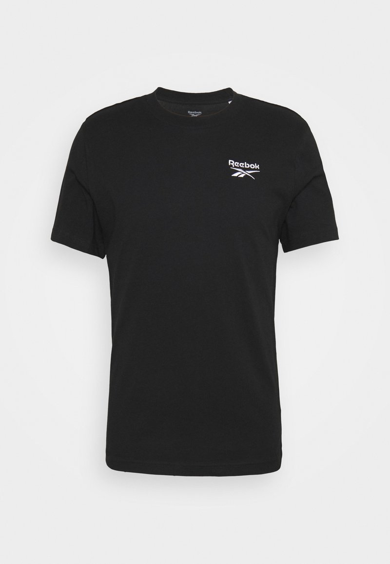 Camiseta negra de manga corta de Reebok con un pequeño logo blanco de Reebok en el lado izquierdo del pecho, presentada contra un fondo blanco liso.