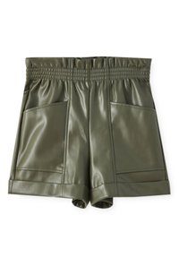 Shorts en simili cuir vert olive avec une taille smockée, deux poches avant, un ourlet plat et une texture lisse et brillante.