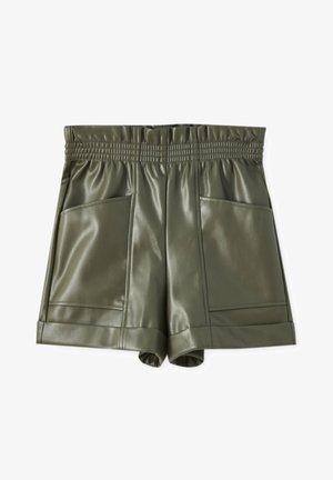 Olivengrønne faux lædershorts med skruetermostat i taljen, to frontlommer, en flad kant og en glat, blank overflade.