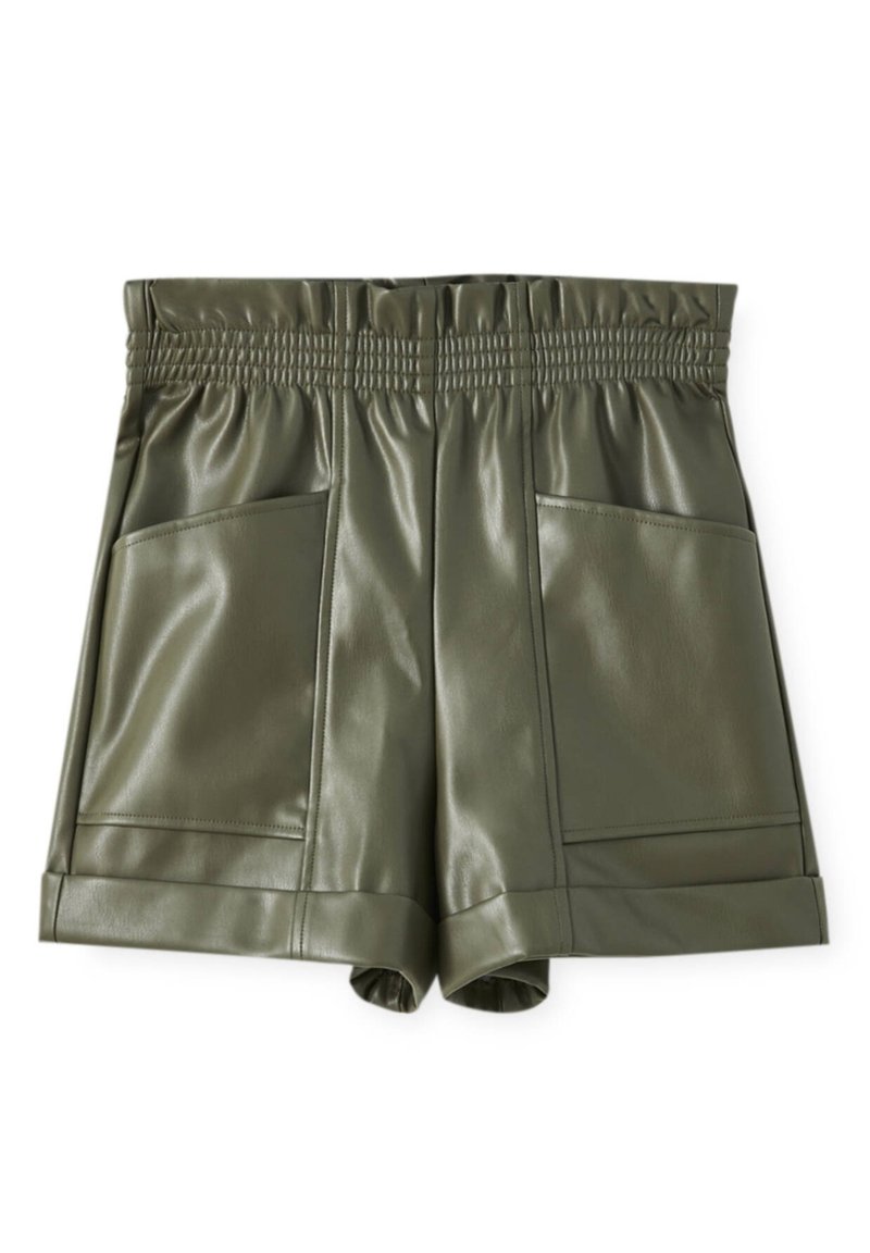 Shorts en simili cuir vert olive avec une taille smockée, deux poches avant, un ourlet plat et une texture lisse et brillante.