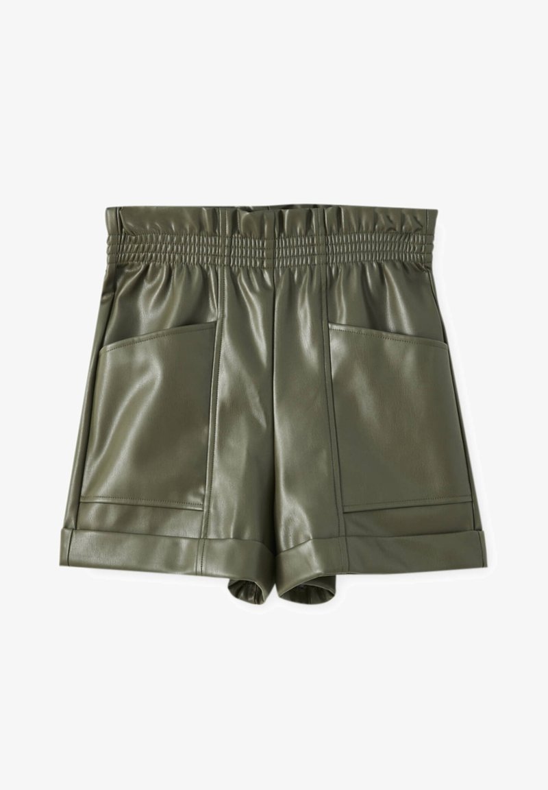 Shorts en simili cuir vert olive avec une taille smockée, deux poches avant, un ourlet plat et une texture lisse et brillante.