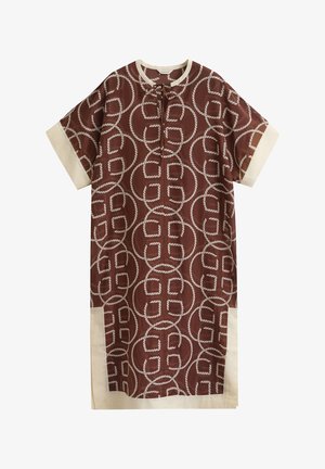 Bruine jurk tot op de knie met witte touwachtige cirkel- en vierkantpatronen, crèmekleurige bies aan mouwen, zoom en halslijn, met een strik aan de voorkant.