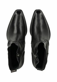 Svarta läderankelstövlar med spetsig tå, slät yta, sidodragkedjor och dekorativ sömnad längs kanterna.