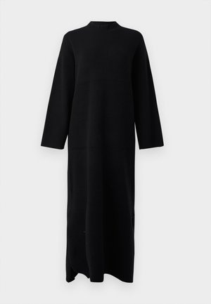Schwarzes, langärmliges Kleid mit einem hohen Ausschnitt, aus weichem Stoff gefertigt. Verfügt über einen geraden Schnitt, einen bodenlangen Saum und seitliche Schlitze für Bewegungsfreiheit.