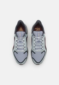 Scarpe da corsa blu e grigie con tomaia in rete, lacci grigi, suola in gomma e accenti bordeaux a contrasto sui lati e sul tallone.