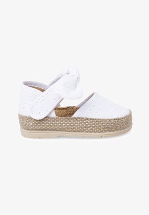 Sandale blanche pour tout-petit avec semelle plateforme beige tissée et bride de cheville réglable présentant un nœud en tissu décoratif.