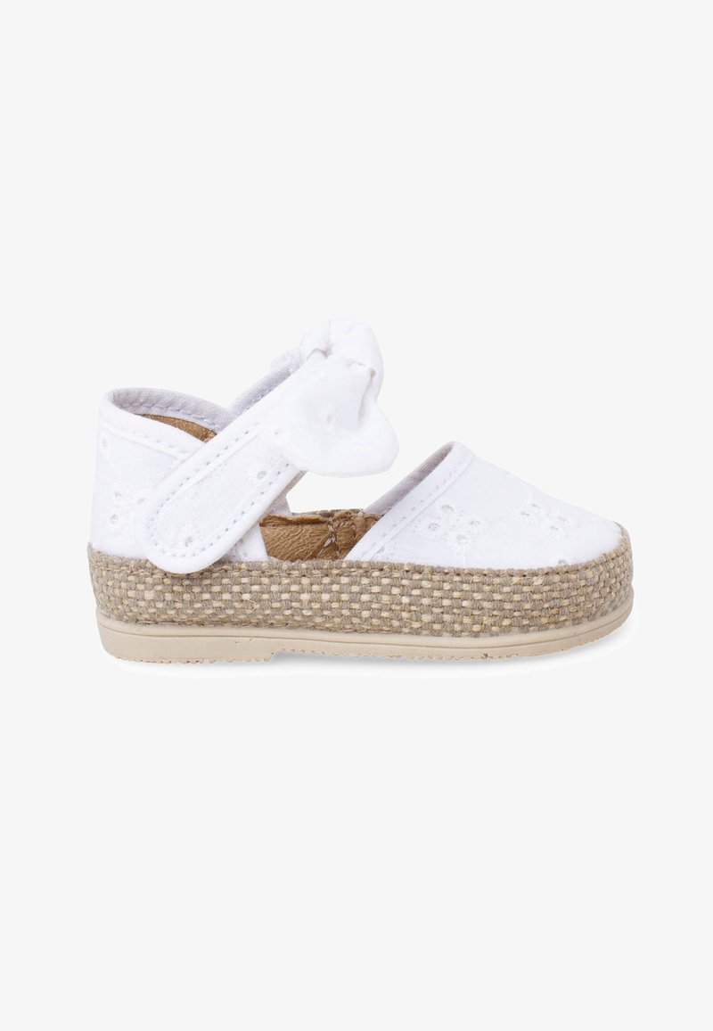 Sandale blanche pour tout-petit avec semelle plateforme beige tissée et bride de cheville réglable présentant un nœud en tissu décoratif.
