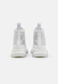 Białe sneakersy typu high-top z teksturowanym cholewką z siateczki, gumową podeszwą i pętlą z tyłu. Posiadają subtelny wzór logo.