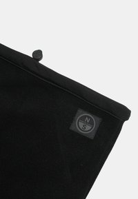 Scaldacollo in pile nero con texture liscia, bordi piegati e una tag circolare del logo "North Sails". Chiusura a bottone sulla parte superiore.