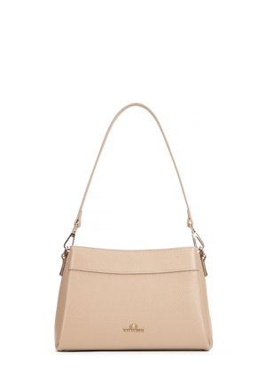 Sac d'épaule en cuir texturé beige avec une lanière incurvée unique et des ferrures dorées ainsi qu'un logo à l'avant.