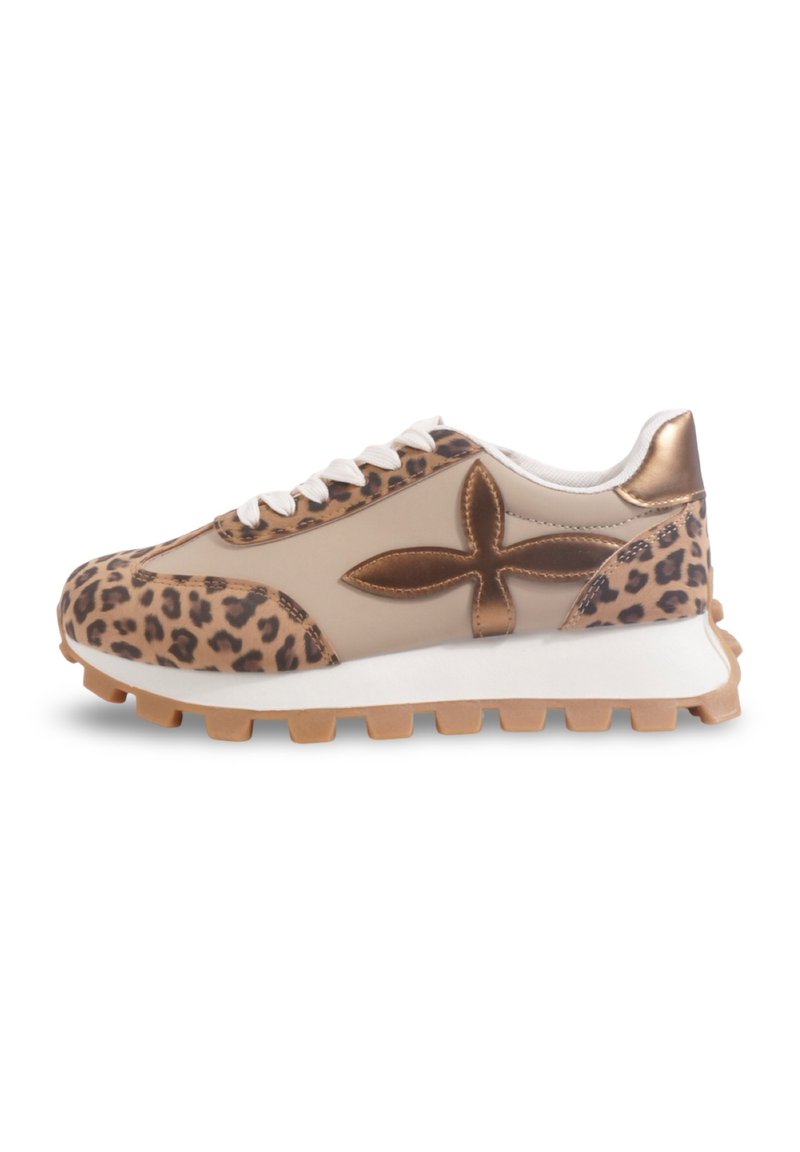 Baskets à imprimé léopard avec une tige synthétique beige, des accents bronze, des lacets blancs et une semelle en caoutchouc nervurée pour une meilleure adhérence.