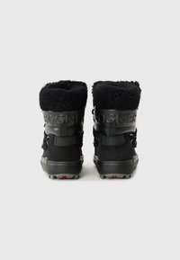Bottes d'hiver noires avec un col en fausse fourrure, présentant des matériaux texturés et des détails de logo à l'arrière. Idéales pour les temps froids.