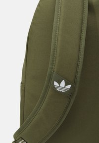 adidas Originals ADICOLOR - Dnevni ruksak - focus olive