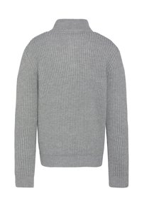 Maglione grigio lavorato a maglia con colletto alto, trama a coste e maniche lunghe. Presenta una vestibilità classica e rilassata e un colore uniforme.