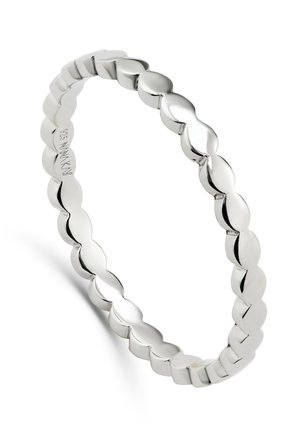 Silberner, gedrehter Bandring mit einer glatten, glänzenden Oberfläche und rundem, wellenförmigem Muster am Ring.