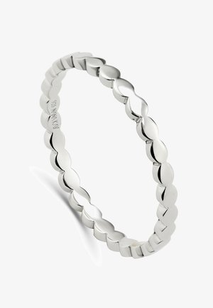 Bague en argent torsadée avec une surface lisse et brillante et un motif arrondi en forme de vague autour de l’anneau.