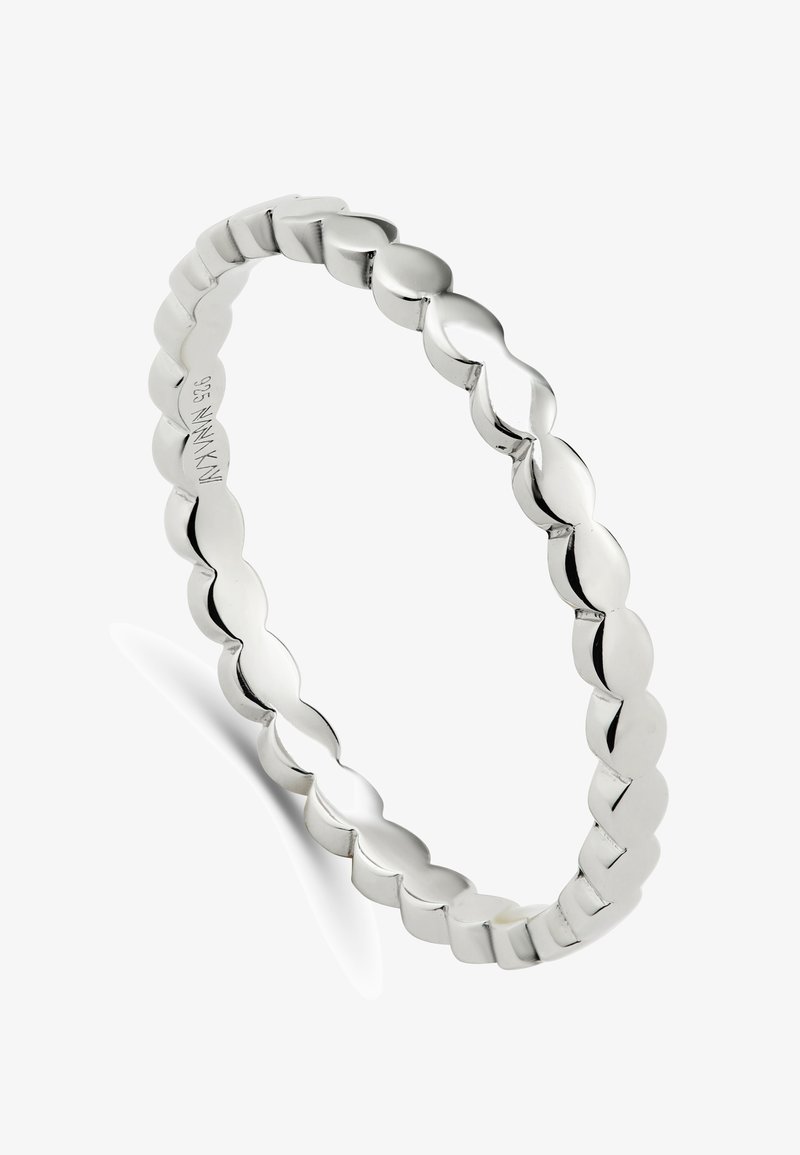 Bague en argent torsadée avec une surface lisse et brillante et un motif arrondi en forme de vague autour de l’anneau.