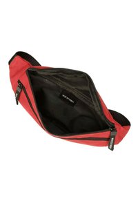 Rode nylon heupzak met een enkel ritsvak, voorzien van een gladde zwarte binnenzijde en een merklabel. Verstelbare band bevestigd.