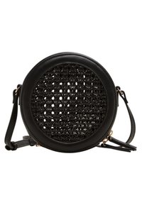 Borsa crossbody nera rotonda con pannello frontale intrecciato, rifiniture in pelle, tracolla regolabile e zip con pom pom.