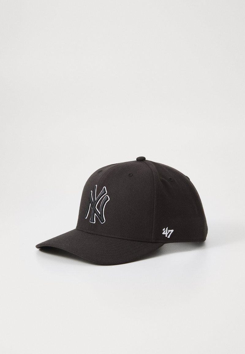 Crna bejzbol kapa od tkanine, s apliciranim bijelim logom New York Yankees na prednjoj strani i malim bijelim '47' sa strane.