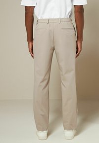 Next SMART ELASTICATED - REGULAR FIT - Pantalones chinos - neutral